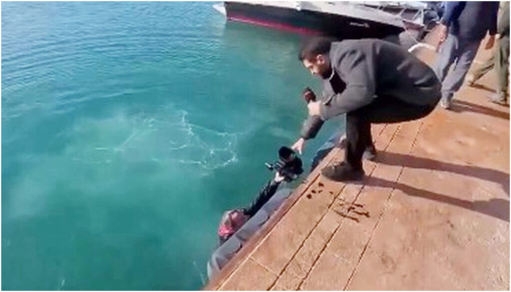 Cameraman di Striscia la Notizia aggredito al porto di Cirò Marina e spinto in mare durante le riprese