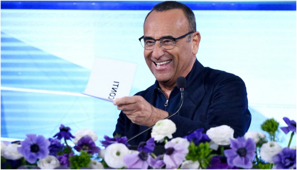 Carlo Conti ironizza sulla scaletta di Sanremo 2026: un recupero di tempo per il sonno serale