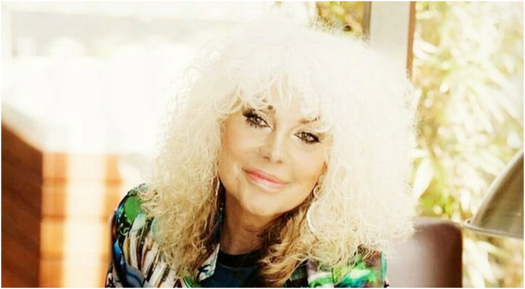 Donatella Rettore svela il suo rifugio a Castelfranco Veneto tra musica, cani e memorabilia affettivi