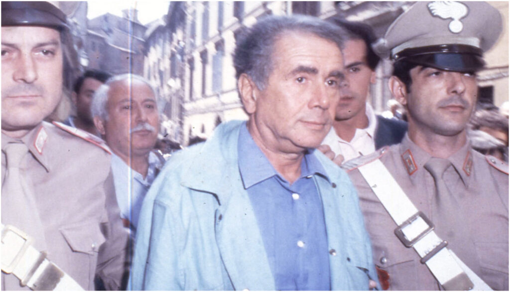 La storia di Enzo Tortora, icona di Portobello, tra ingiustizie e legami con la camorra