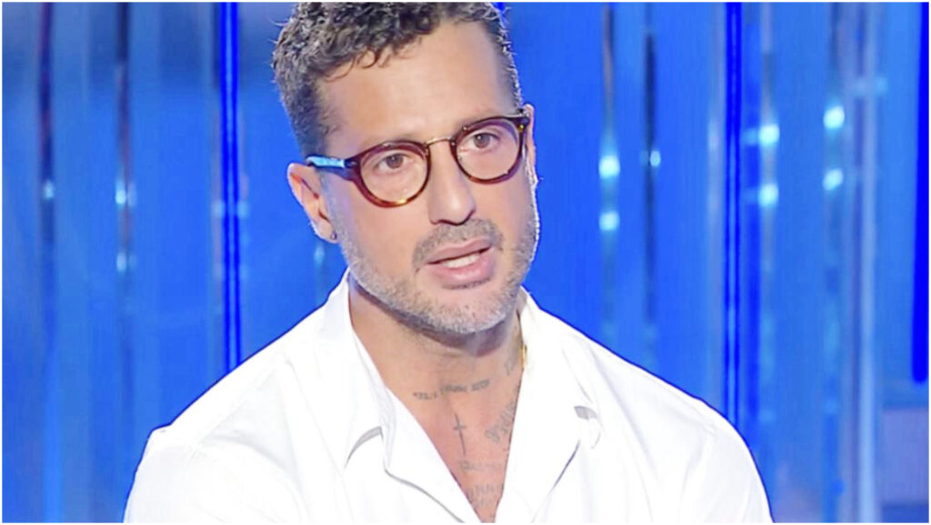Fabrizio Corona parla dei suoi pochi amici nel mondo della tv e esprime fiducia in loro