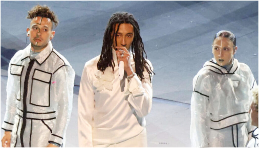 Ghali esprime la sua delusione per l’apertura delle Olimpiadi: assente pace e armonia nell’esibizione