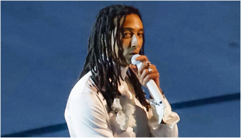 Ghali interpreta la poesia Promemoria di Gianni Rodari durante le Olimpiadi di Milano-Cortina