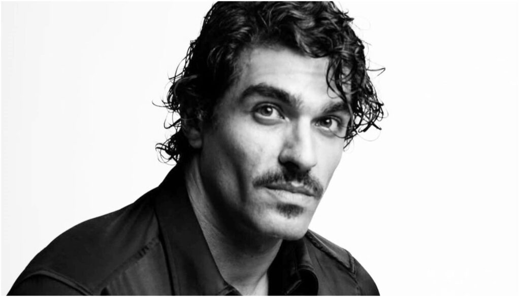 Giulio Corso racconta il suo ruolo in ‘A qualcuno piace caldo’ e l’arte di reinventarsi a teatro