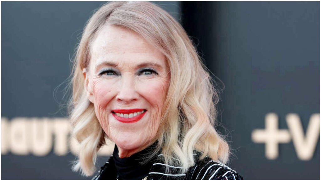 Catherine O’Hara parla della sua rara condizione genetica con autoironia e leggerezza