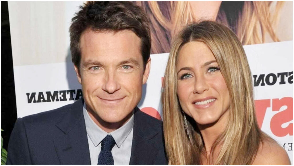 Jennifer Aniston elogia i capelli di Jason Bateman in uno spot per il suo brand di bellezza