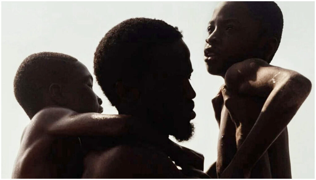 My Father’s Shadow, analisi del film diretto da Akinola Davis Jr. con temi profondi e toccanti