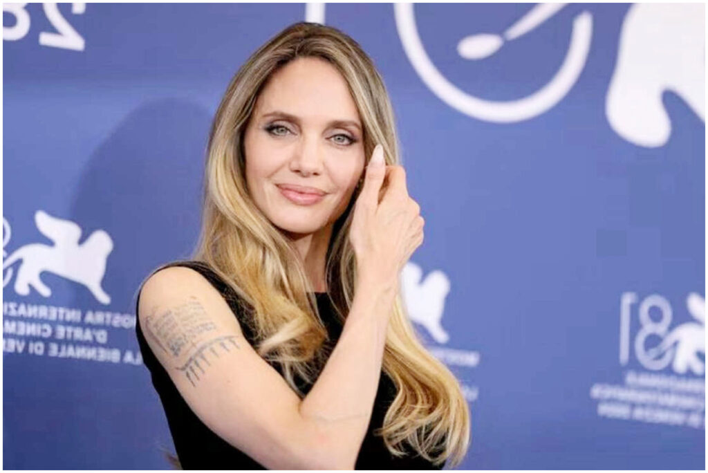 Angelina Jolie celebra le cicatrici della mastectomia come simbolo di una scelta per i figli