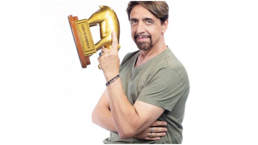 Striscia la Notizia su Canale 5 stasera presenta servizi, ospiti e il Tapiro a Carlo Conti