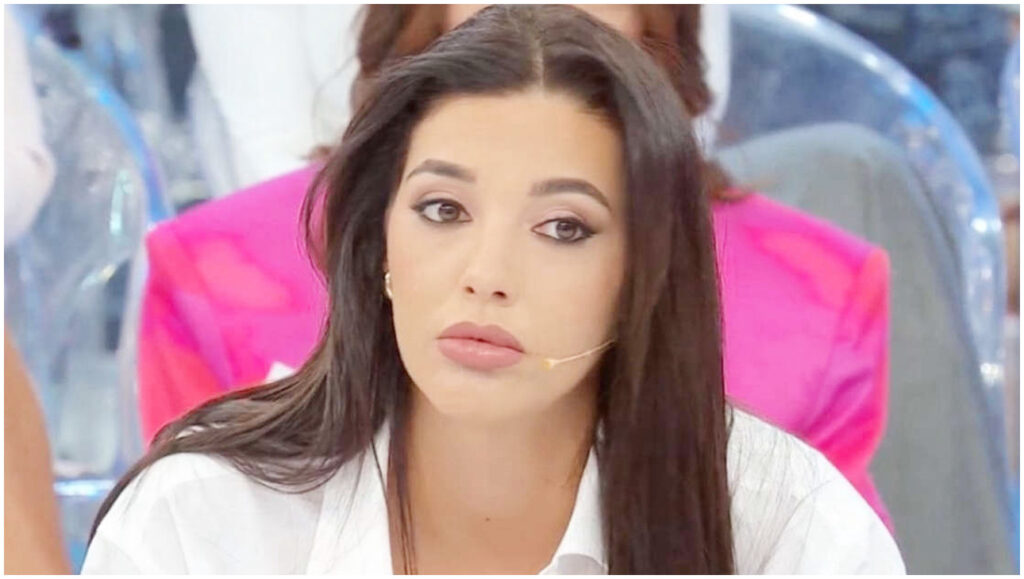 Uomini e Donne anticipazioni, Sara accoglie un nuovo corteggiatore mentre Gemma lascia Ciro