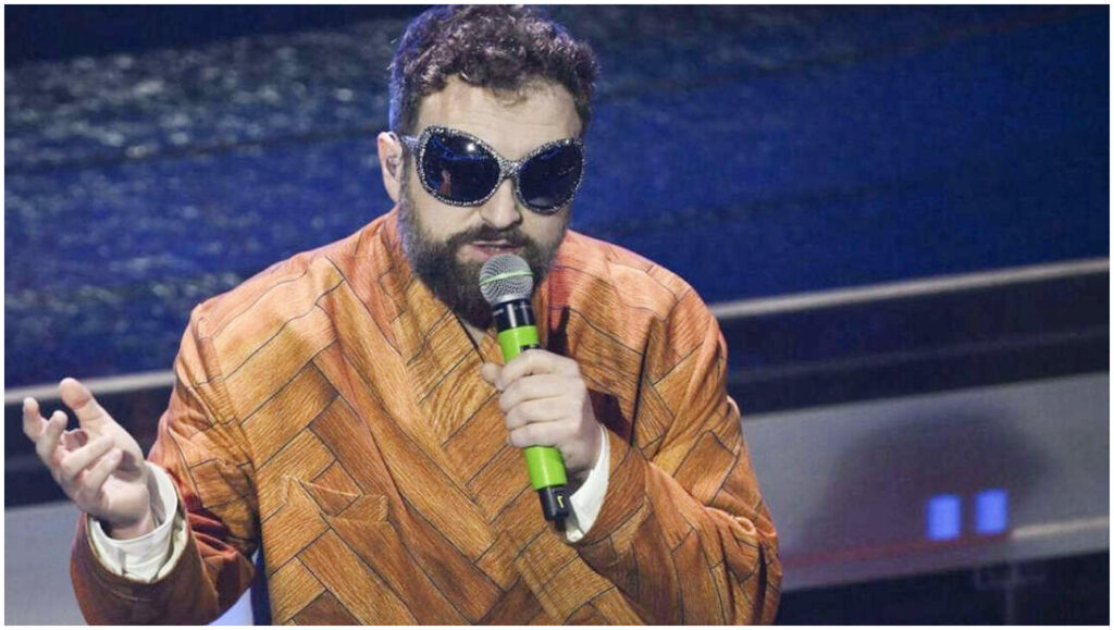 Sanremo 2026: il look di Dargen D’Amico ispirato al parquet suscita interrogativi sull’AI