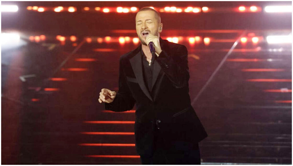 Sanremo 2026, il gesto scaramantico di Raf prima di esibirsi diventa virale sui social