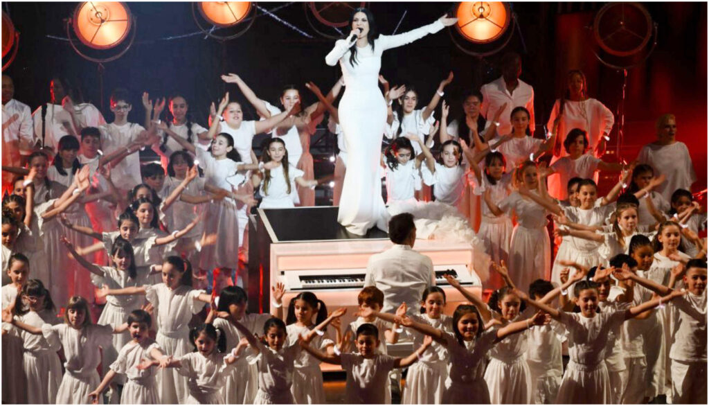 Laura Pausini chiede pace a Sanremo: basta guerre, desideriamo un mondo libero da conflitti