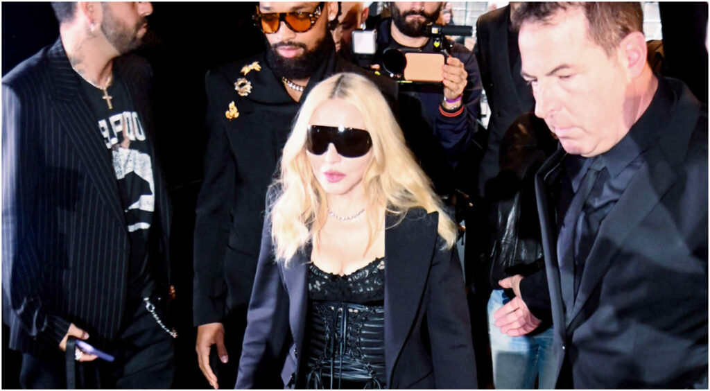Madonna arriva in ritardo alla Fashion Week di Milano come super ospite di Dolce e Gabbana