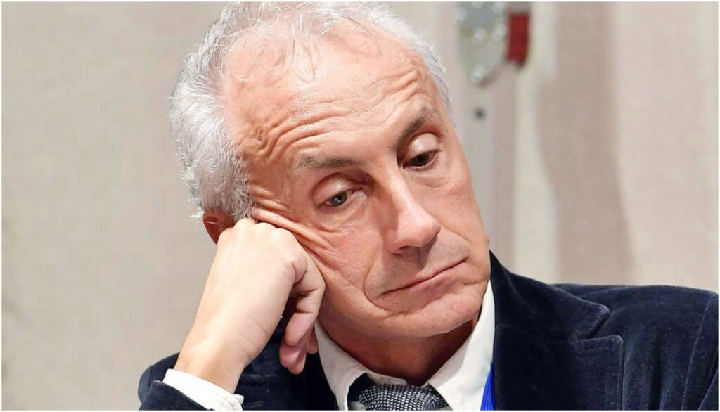 Marco Travaglio derubato sul palco a Latina: sottratto un computer, lasciato intatto il portafoglio.