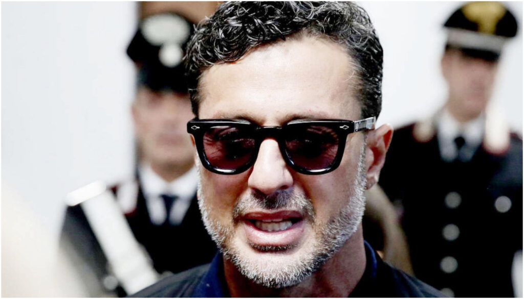 Mediaset obbliga Google, Meta, TikTok e Telegram a rimuovere contenuti su Fabrizio Corona e Falsissimo