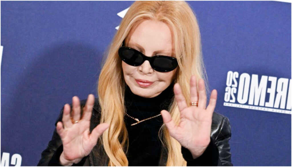Patty Pravo evita un incidente durante la conferenza stampa a Sanremo grazie a un immediato intervento