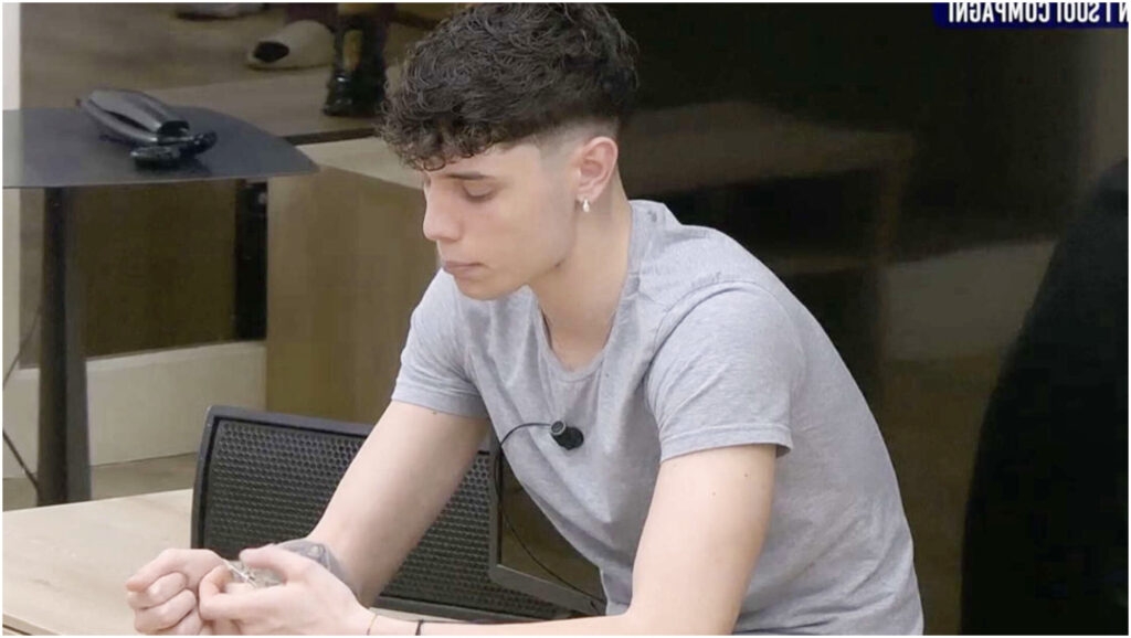 Riccardo Stimolo si scusa nuovamente con il pubblico di Amici dopo le recenti polemiche.