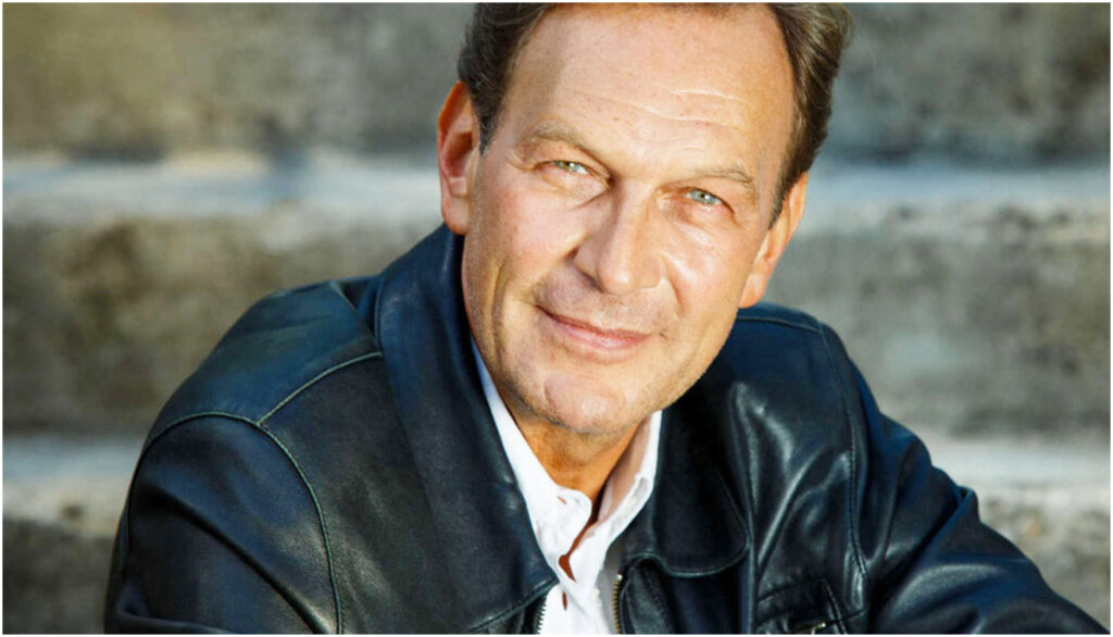 Riccardo Polizzy Carbonelli, il volto di Roberto Ferri in Un posto al sole, parla della felicità