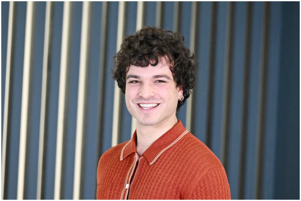 Sanremo 2026, abito Leo Gassmann seconda serata Festival: look, stilista