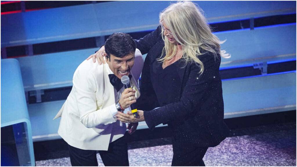 Sal Da Vinci sorprende il pubblico di Sanremo 2026 scendendo dal palco per ballare con Mara Venier