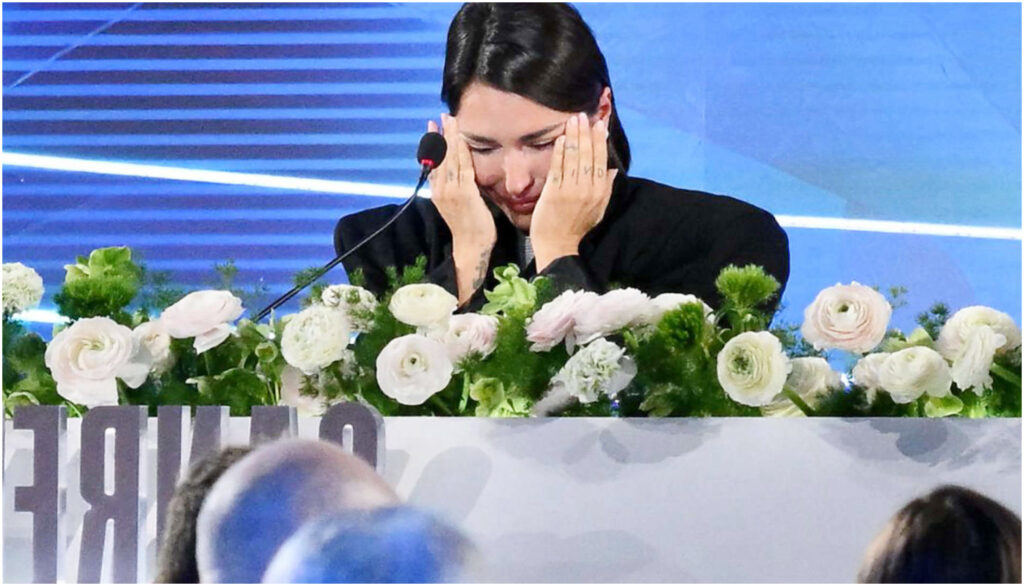 Sanremo, grande emozione per Serena Brancale in sala stampa mentre ricorda la madre e il suo vestito