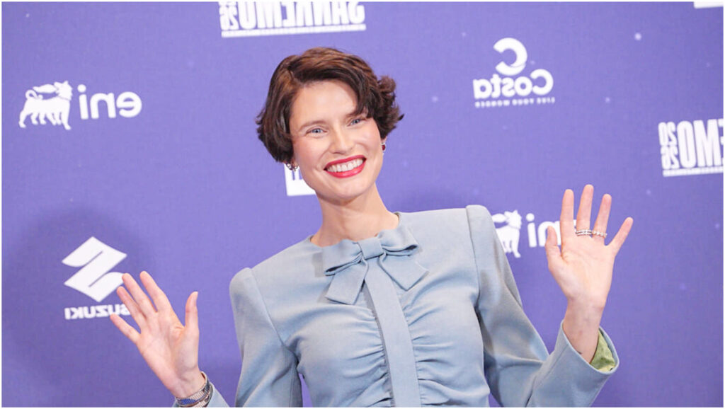 Sanremo 2026: i look di Bianca Balti tra stilisti, marche e scatti esclusivi sul red carpet