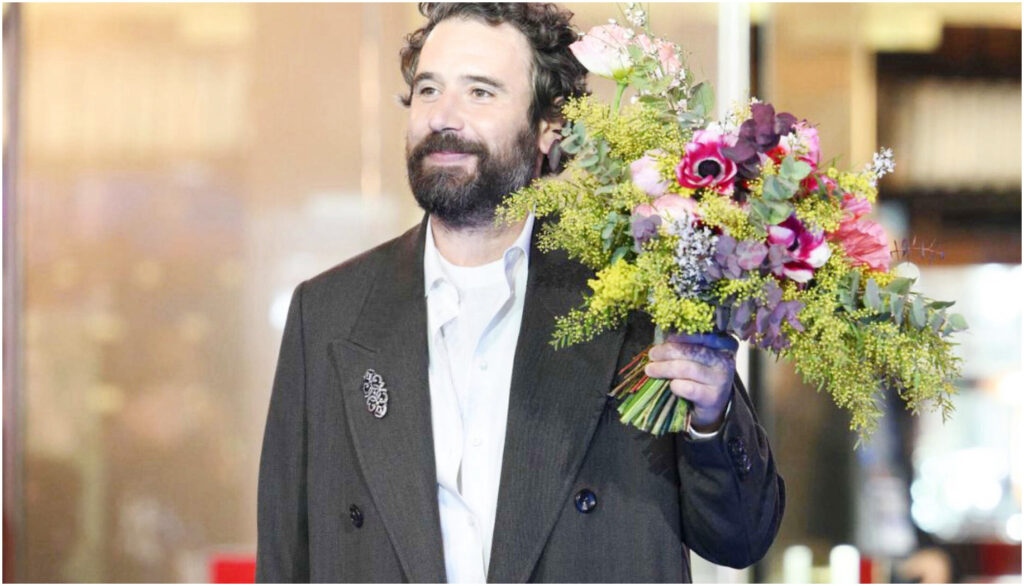 Tommaso Paradiso mostra la mano fasciata a Sanremo, racconta del suo infortunio sul palco