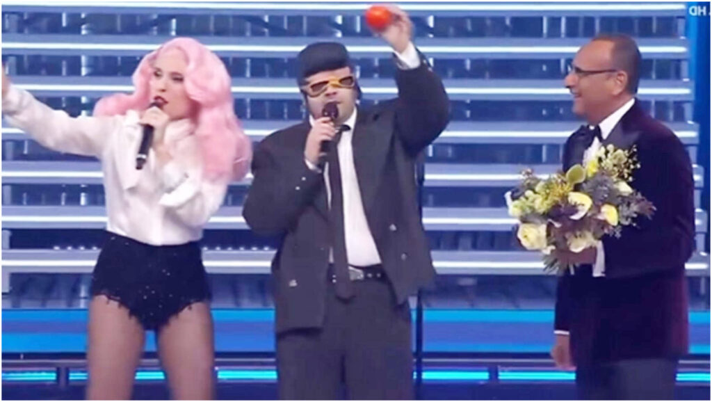 TonyPitony sorprende il pubblico di Sanremo con un gesto inaspettato: il significato del caco sul palco