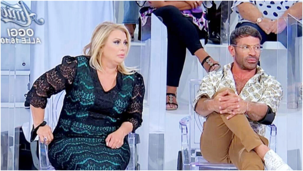 Uomini e Donne, tensione tra due protagonisti Over: accuse di accordo tra i due compagni di percorso