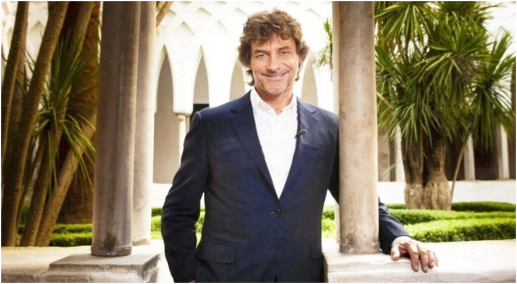 Alberto Angela racconta la sua casa a Roma, un rifugio tra antiquariato, design e calore familiare