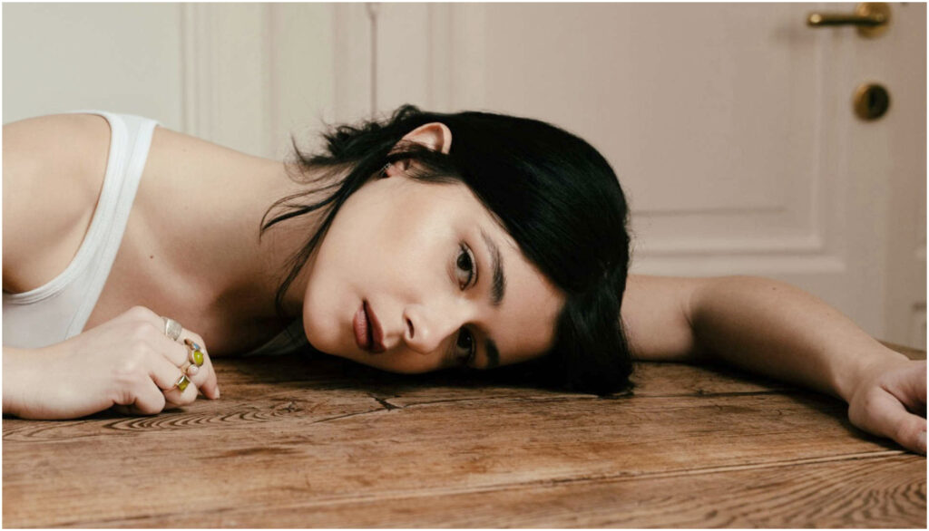 Alice Azzariti racconta la sua esperienza come Valentina in Imma Tataranni e il suo amore per la recitazione.