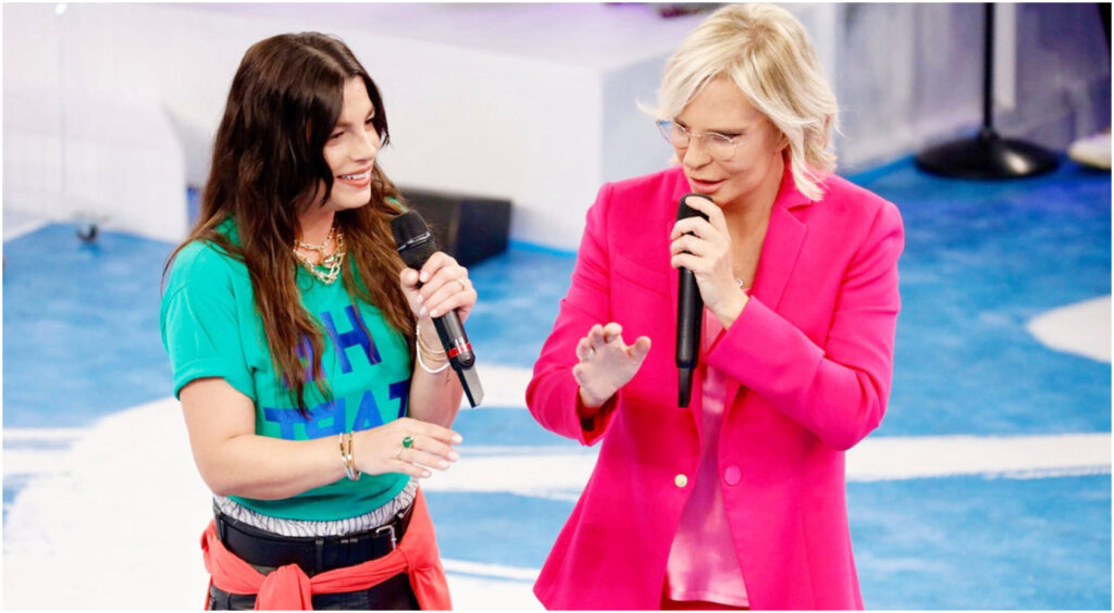 Amici, il serale si avvicina: assegnate le maglie, Giulia in lacrime e Nicola affronta un lutto.