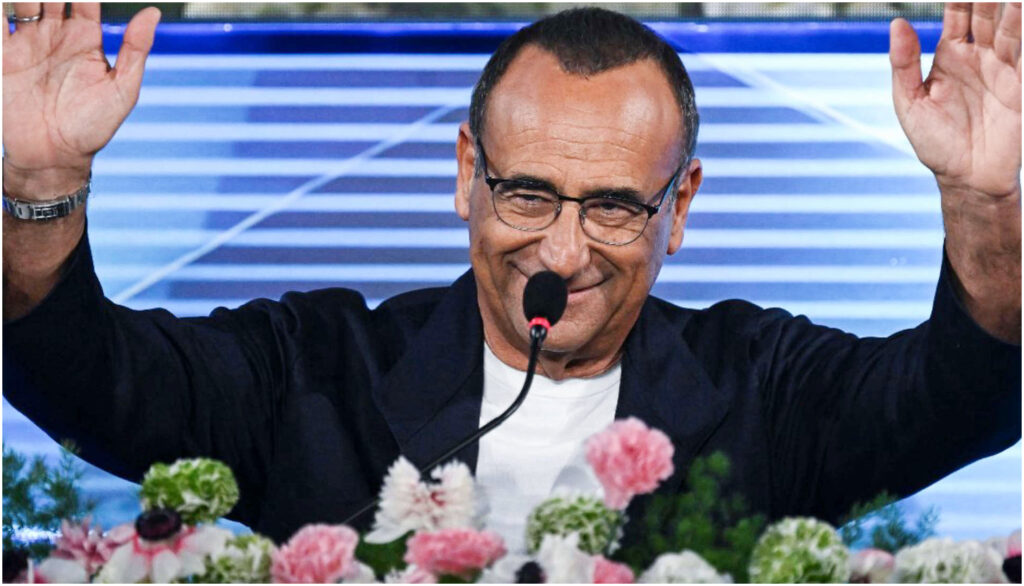 Carlo Conti vince l’emozione in conferenza stampa a Sanremo, omaggiando Bruno e i ricordi di pesca
