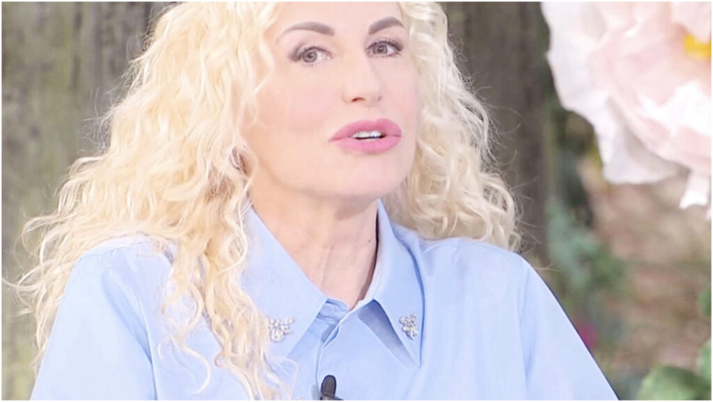 Clerici lancia una frecciatina a Cattelan durante una recente intervista sul web