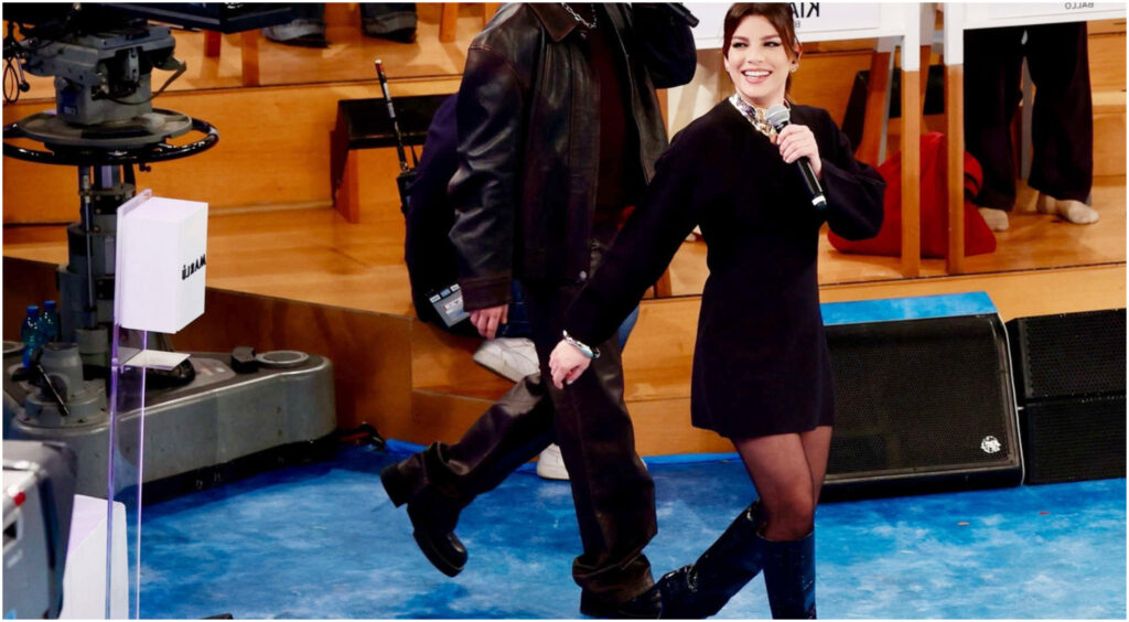 Emma Marrone stupisce ad Amici con un look total black: mini dress, boots e makeup sofisticato