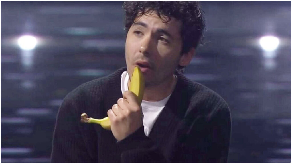 Fulminacci rinuncia al playback e si esibisce con una banana a Domenica In: il video della performance