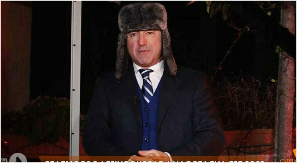 Gianluigi Nuzzi presenta la sua elegante casa milanese tra modernità, libri, terrazzo e ricordi familiari