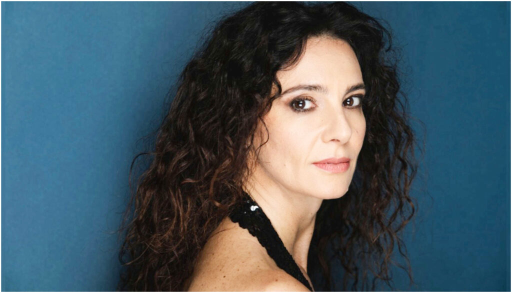 Paola De Crescenzo racconta il suo ruolo in teatro nell’opera “Le ombre che ci abitano” con Emma