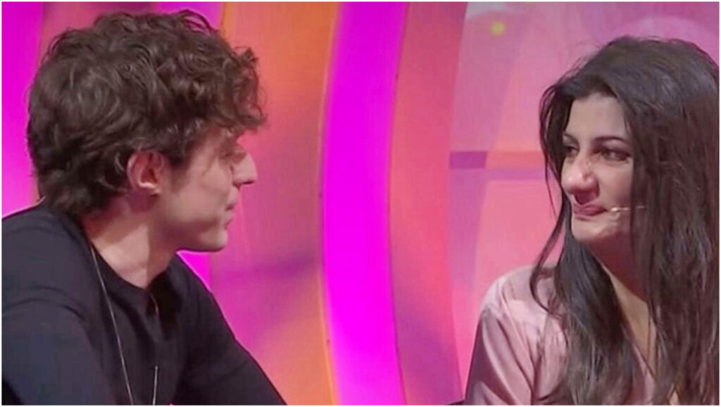 Irama emozionato per la storia d’amore tra Gaetano e Valentina a C’è posta per te: “Mi fai piangere”