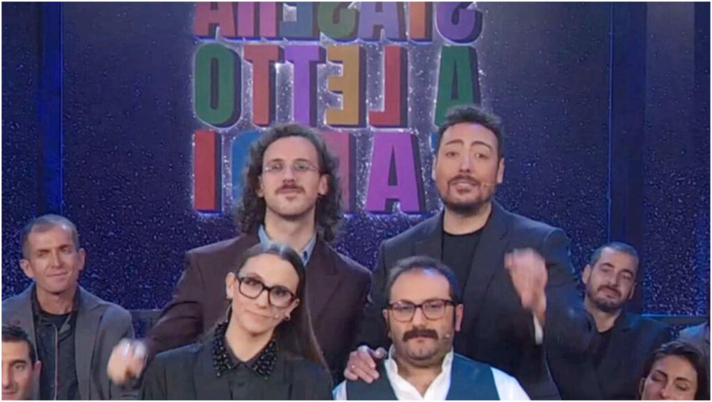 Stasera in tv il nuovo episodio di “Stasera a letto tardi”: ospiti e anticipazioni del programma