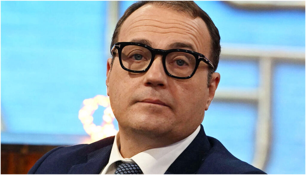 Tommaso Cerno propone una difesa di Trump nella prima puntata di 2 di Picche dopo le recenti polemiche