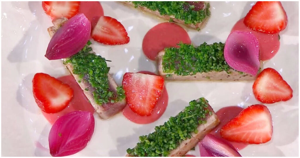 Scopri il tonno alle fragole di Enrico Croatti, la ricetta colorata del 1 aprile 2026 a È sempre mezzogiorno!