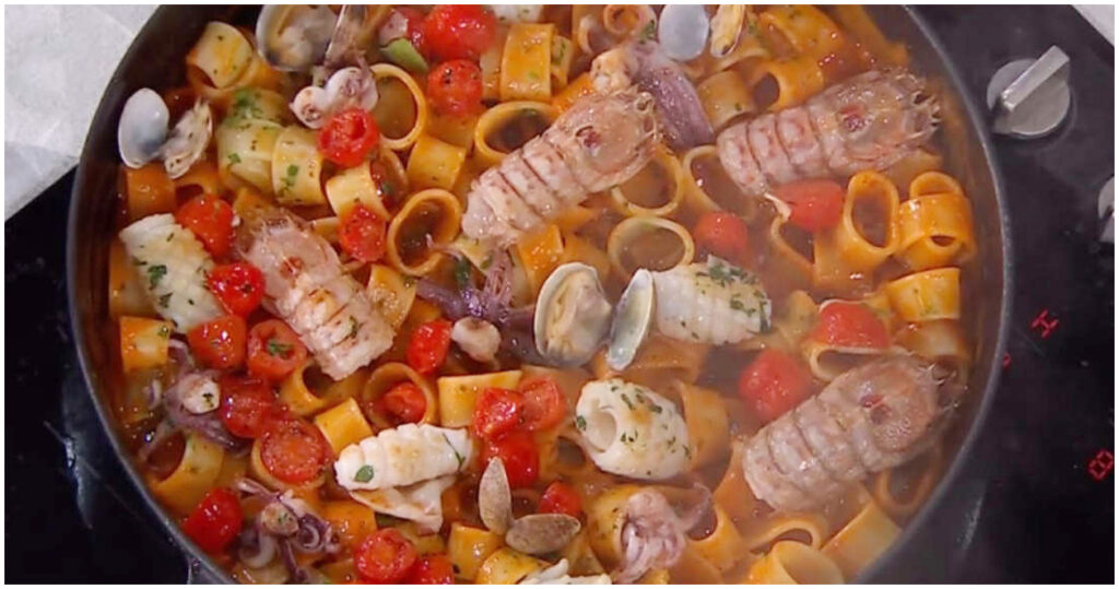 Scopri la deliziosa Gran calamarata ai frutti di mare di David Fiordigiglio: ricetta vista il 8 aprile 2026 su E’ sempre mezzogiorno!