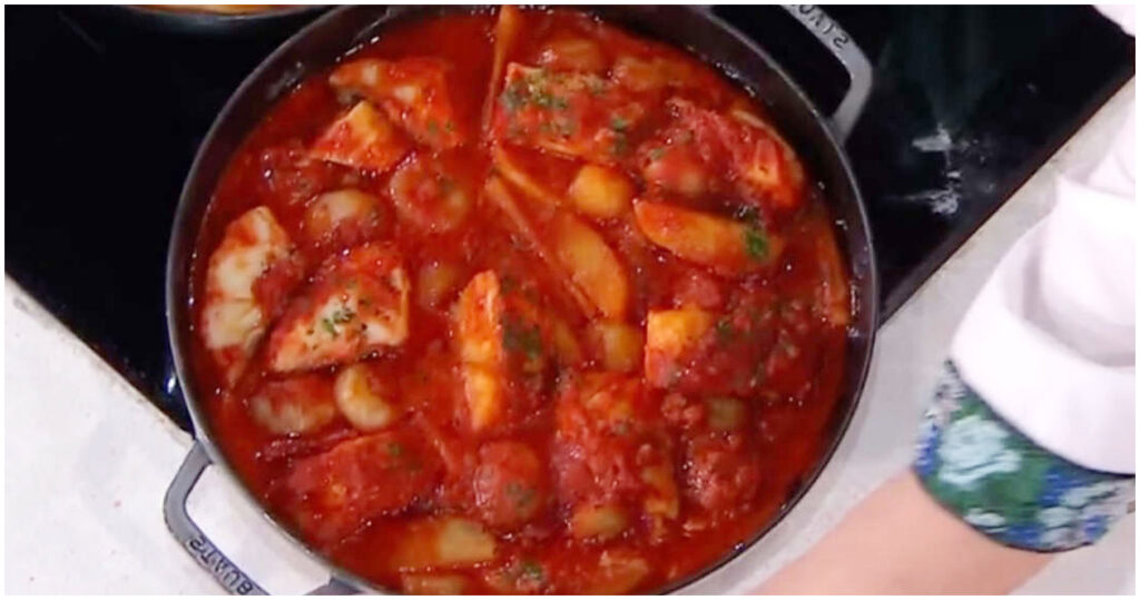 Scopri la ricetta di Zia Cri: Baccalà in umido con cipolline e patate di Cristina Lunardini, un piatto tradizionale per la vigilia! (È sempre mezzogiorno, 2 aprile 2026)