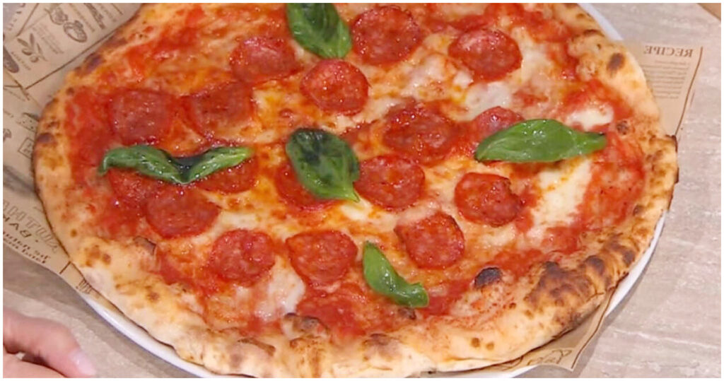 Scopri la sorprendente American pizza con salame piccante di Vincenzo Capuano, la ricetta imperdibile del 23 aprile 2026 da È sempre mezzogiorno!