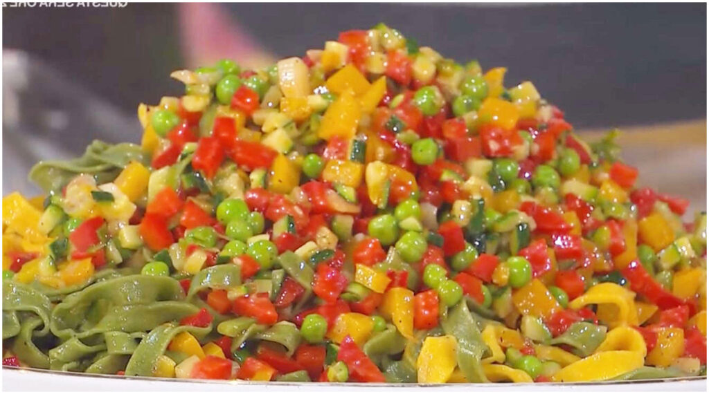 Tagliatelle con verdure saporite di Chloe Facchini: la ricetta fresca e colorata vista il 30 ottobre 2023 a È sempre mezzogiorno