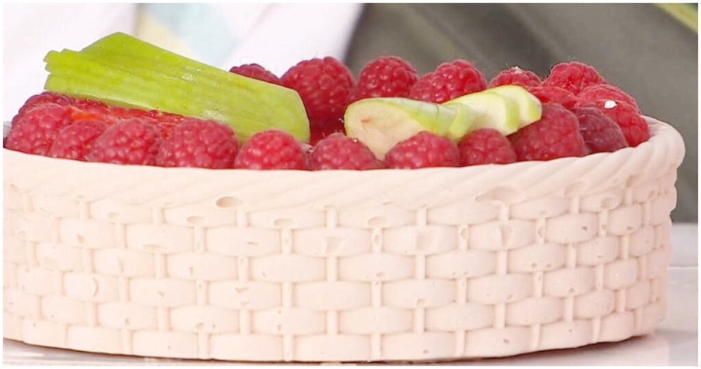 Torta di frutta fresca di Sal De Riso: la ricetta del cestino dolce vista il 9 aprile 2026 a È sempre mezzogiorno!