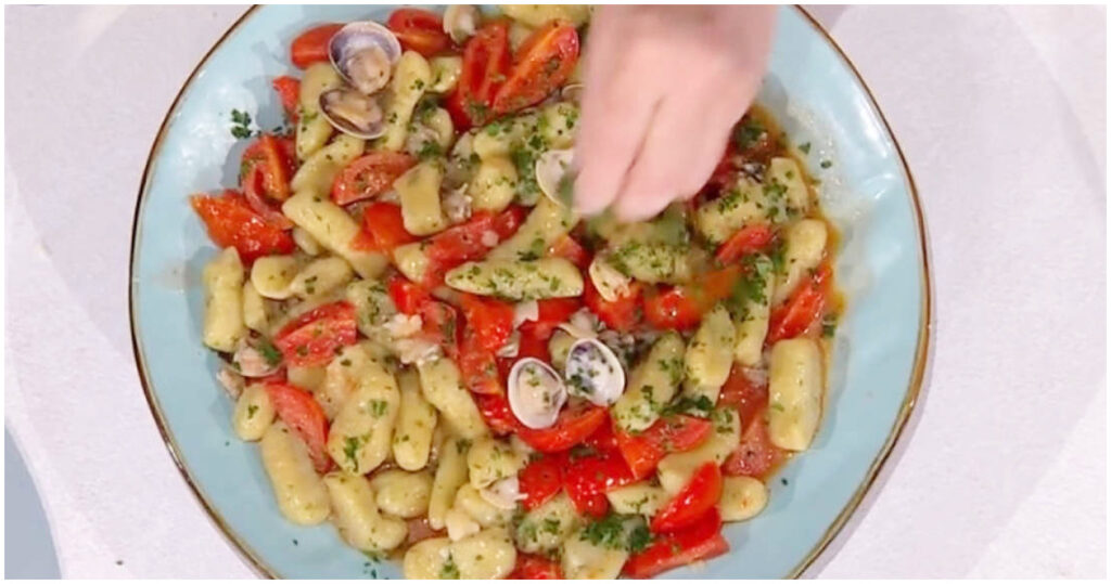 Gnocchi di patate con salsa alle vongole di Zia Cri: la ricetta fresca dell’estate del 27 maggio 2026 da È sempre mezzogiorno!
