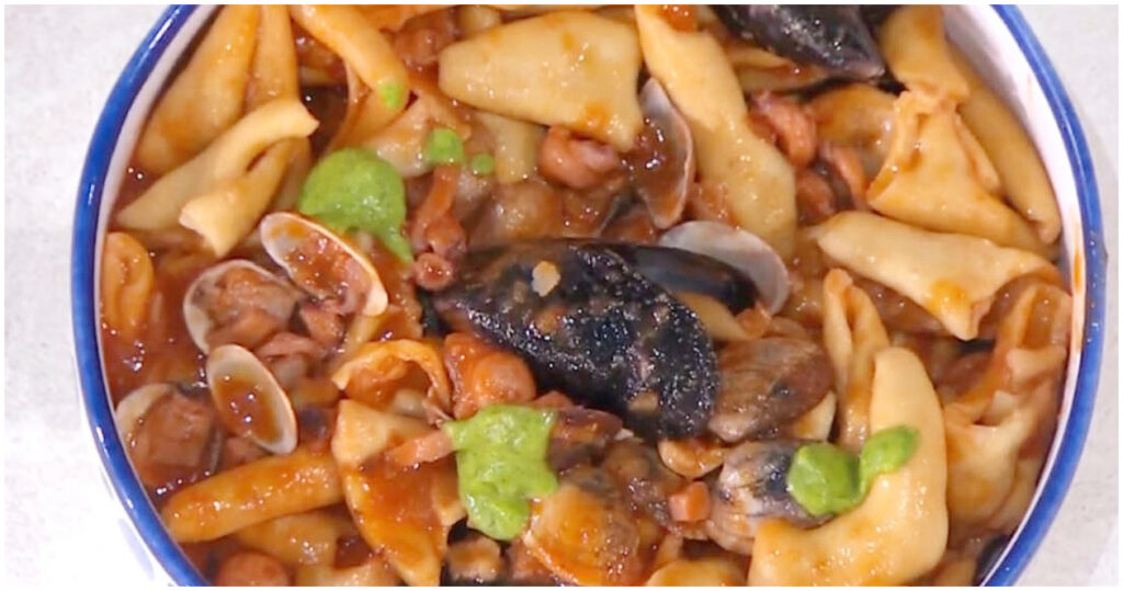 Pane a fittas ai frutti di mare: la ricetta estiva di Michele Farru del 22 maggio 2026 su È sempre mezzogiorno